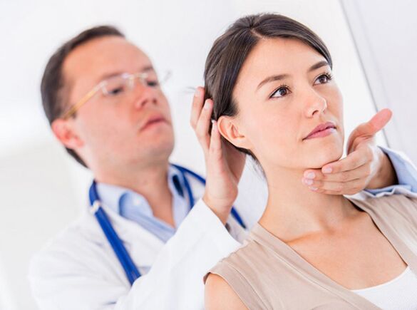 un medic examinează un pacient cu osteocondroză cervicală
